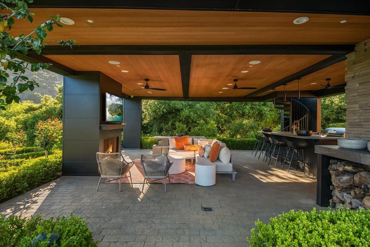 Exterior, Fireplace, Outdoor Kitchen