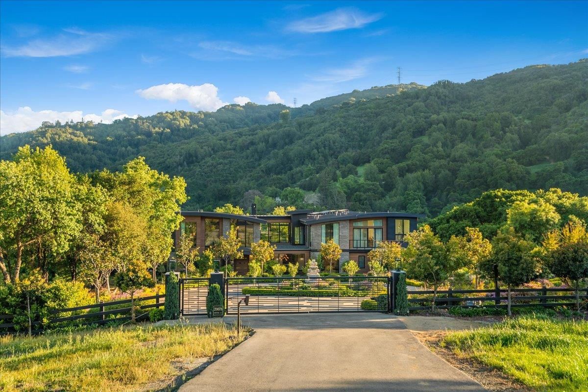 Exterior, Facade, Modern