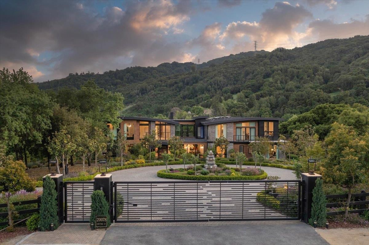 Exterior, Facade, Modern