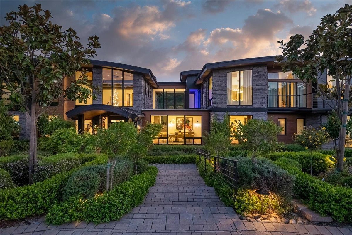 Exterior, Facade, Modern