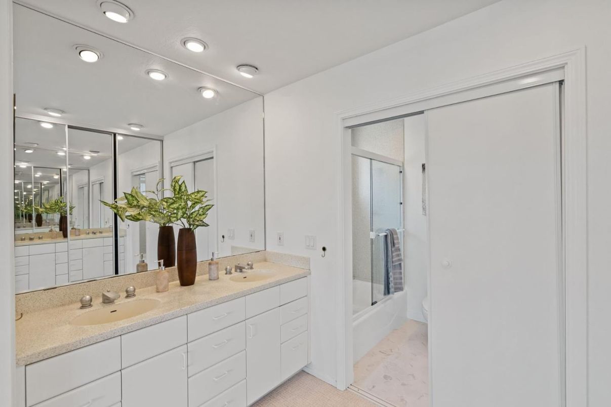 Bathroom, Dual Sink Vanities, Interior, Recessed Lighting