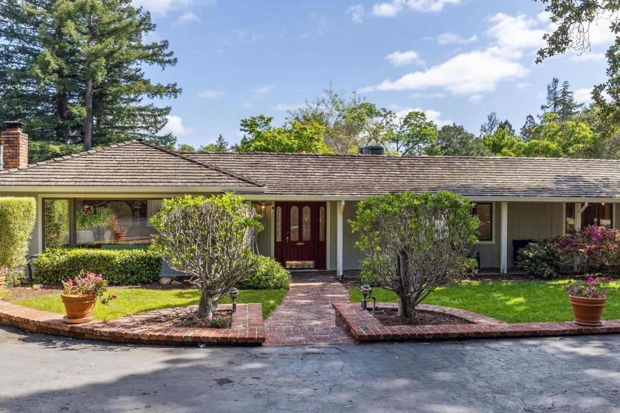 Exterior, Facade, Ranch