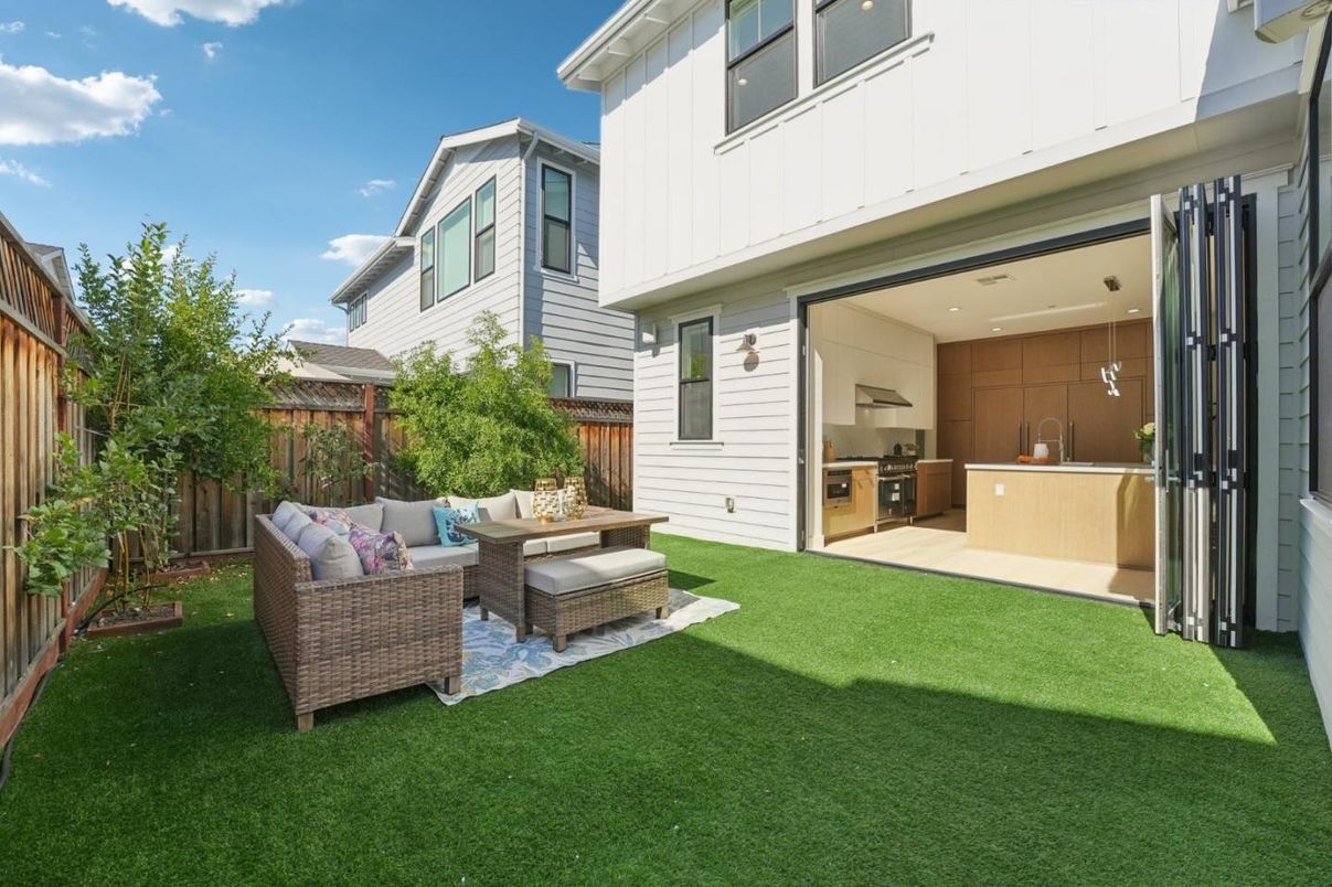 Backyard, Exterior, Outdoor Kitchen