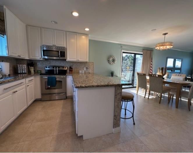 Chandelier, Dining room, Interior, Kitchen, Pendant Lights, Recessed Lighting, Stainless Steel Appliances