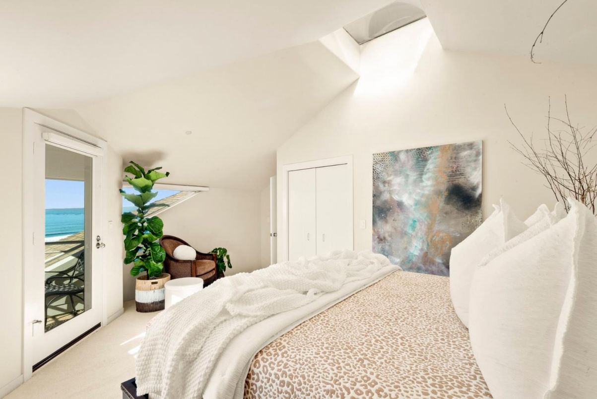 Bedroom, Interior, Water
