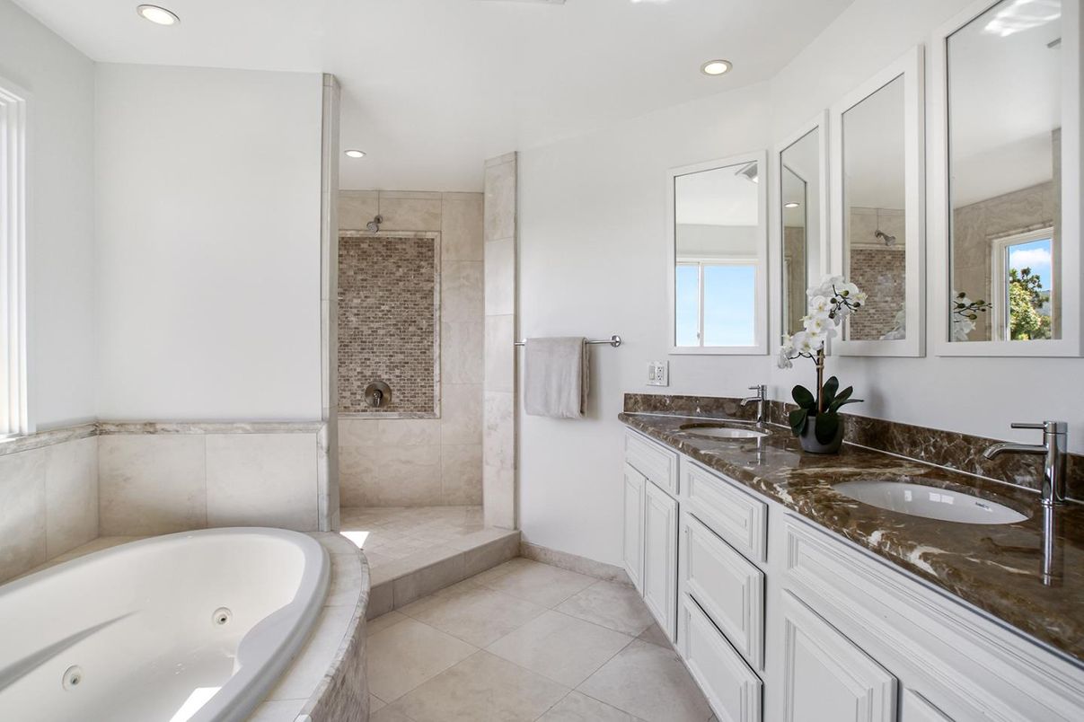 Bathroom, Dual Sink Vanities, Interior, Recessed Lighting