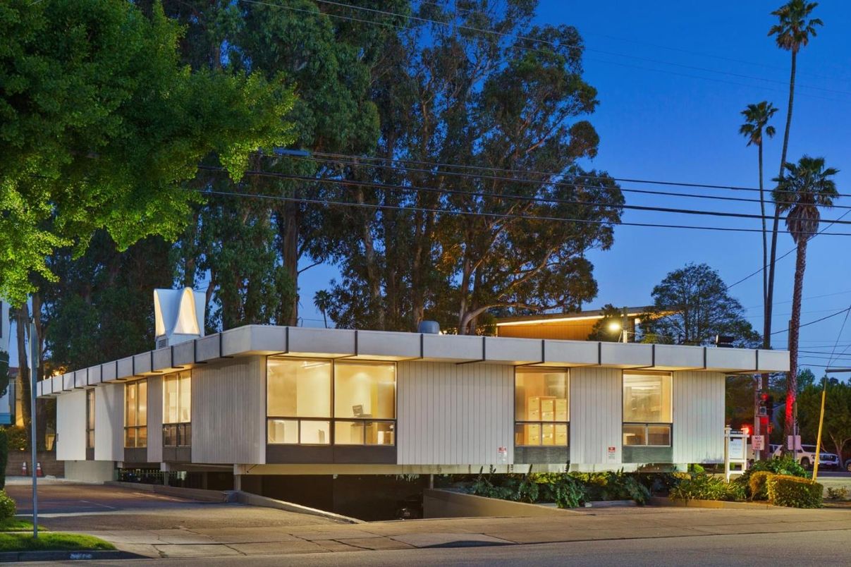 Exterior, Facade, Modern