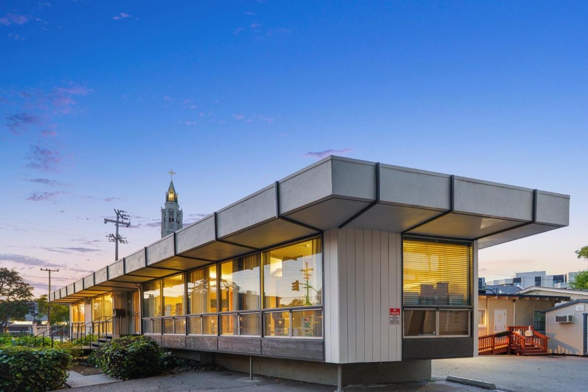 Exterior, Facade, Modern