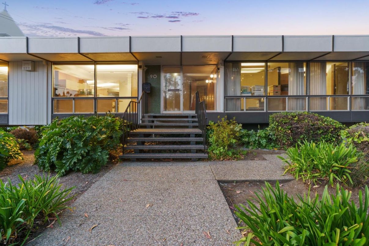 Exterior, Facade, Modern