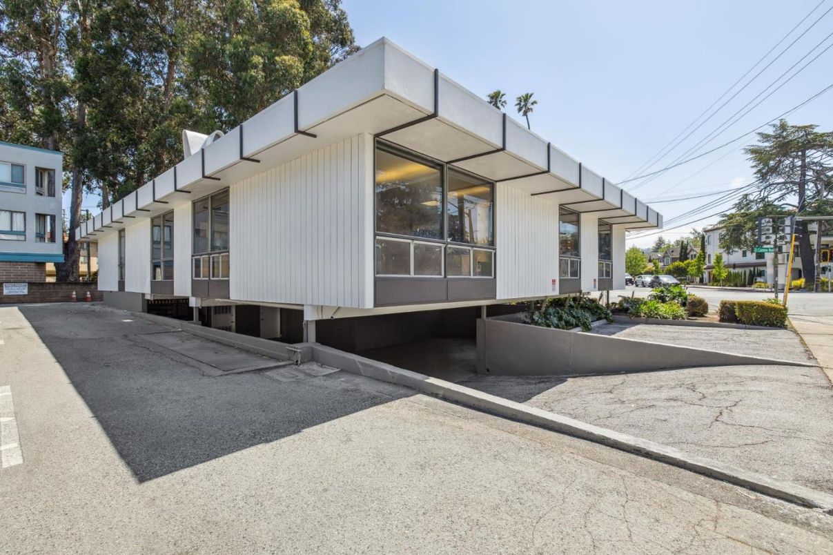 Exterior, Facade, Modern