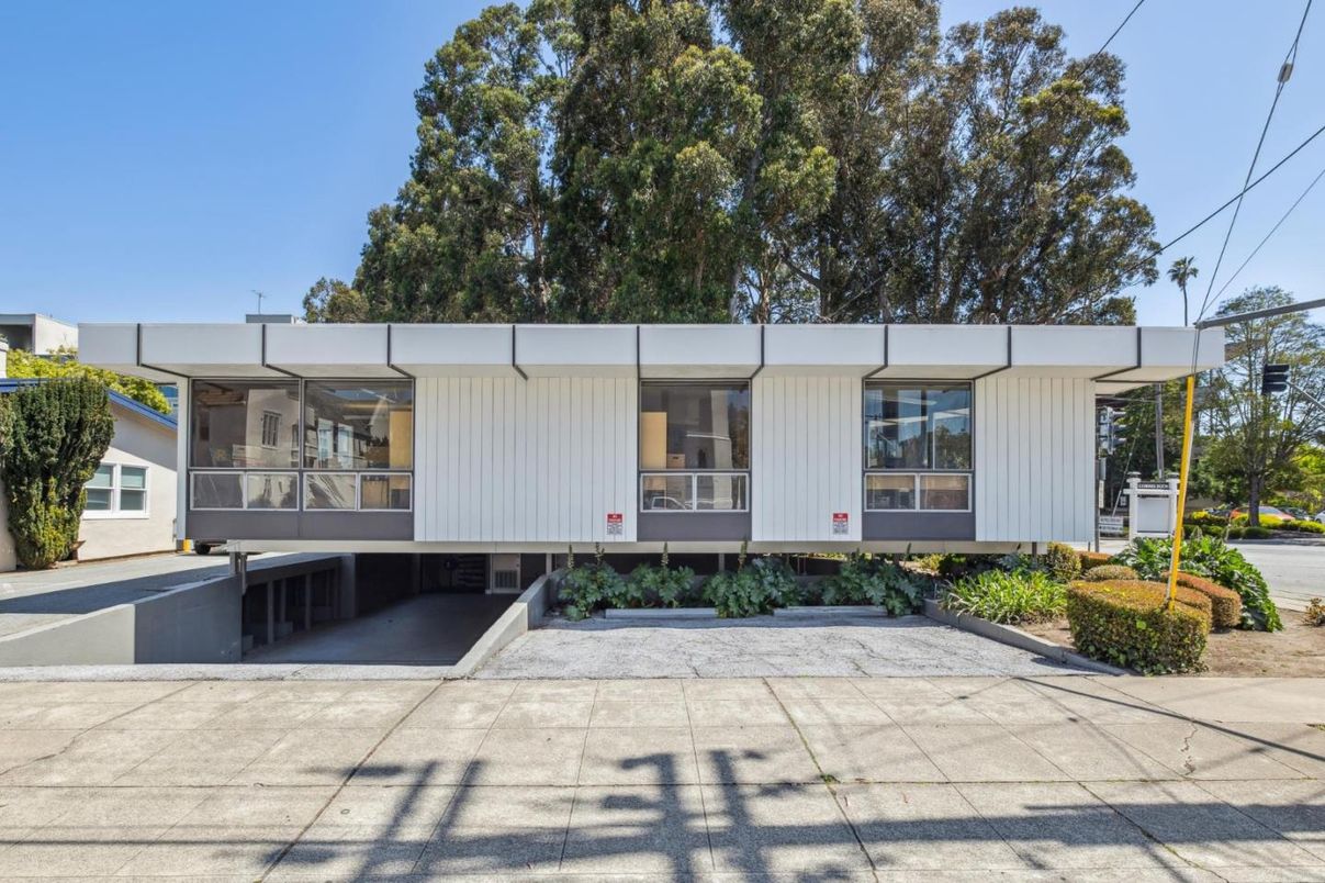 Exterior, Facade, Modern