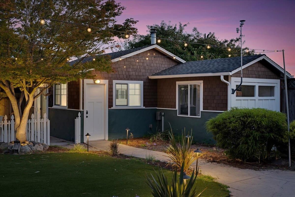 Attached, Exterior, Facade, Ranch