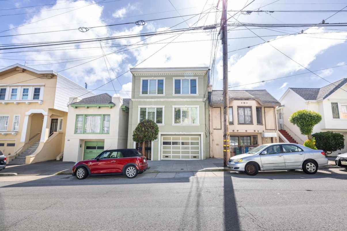 Attached, Exterior, Facade, Rowhouse
