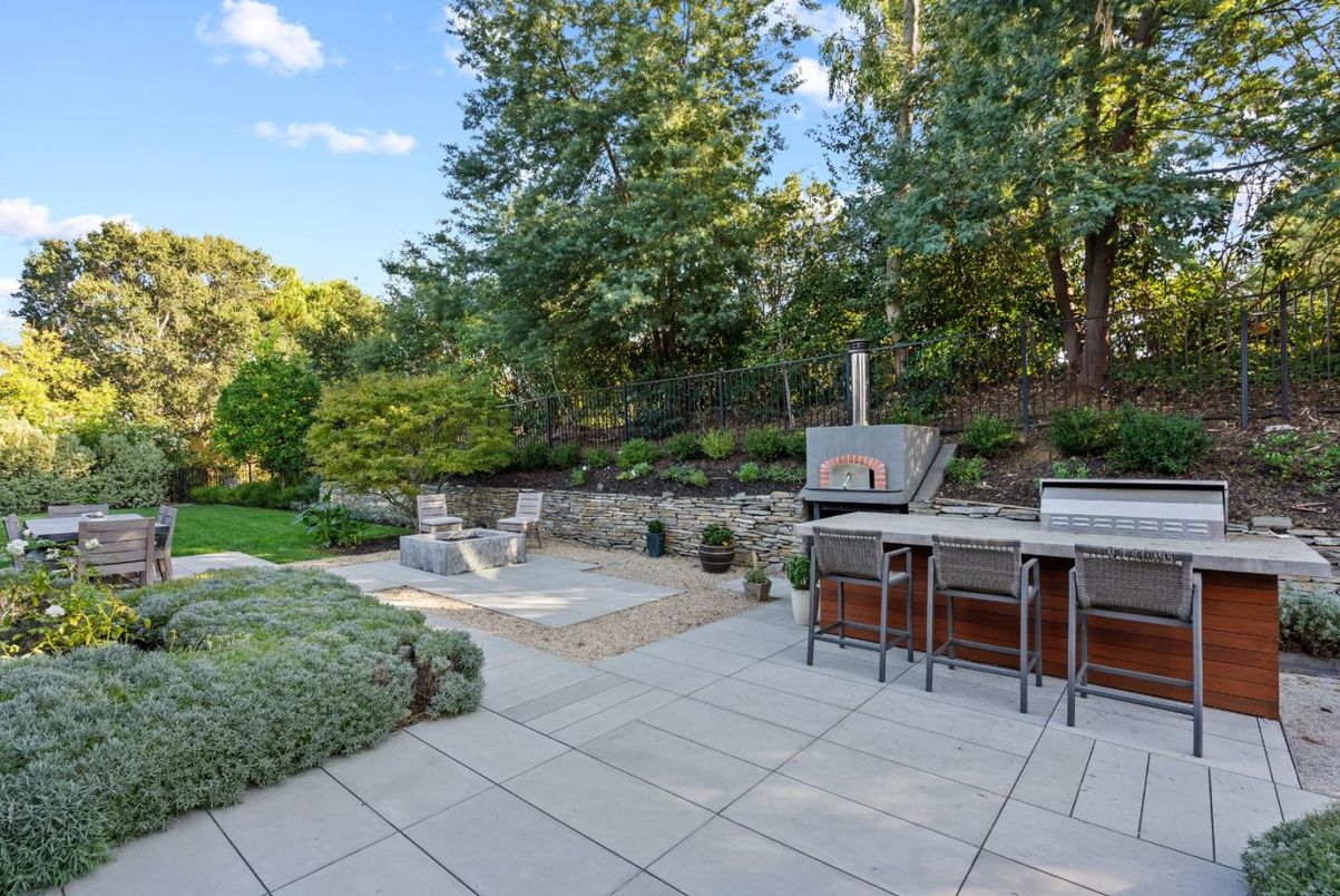 Backyard, Exterior, Outdoor Kitchen