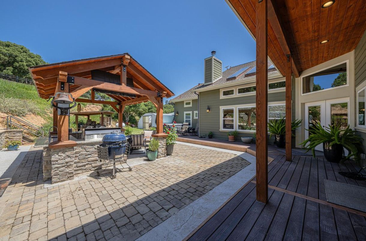 Exterior, Outdoor Kitchen