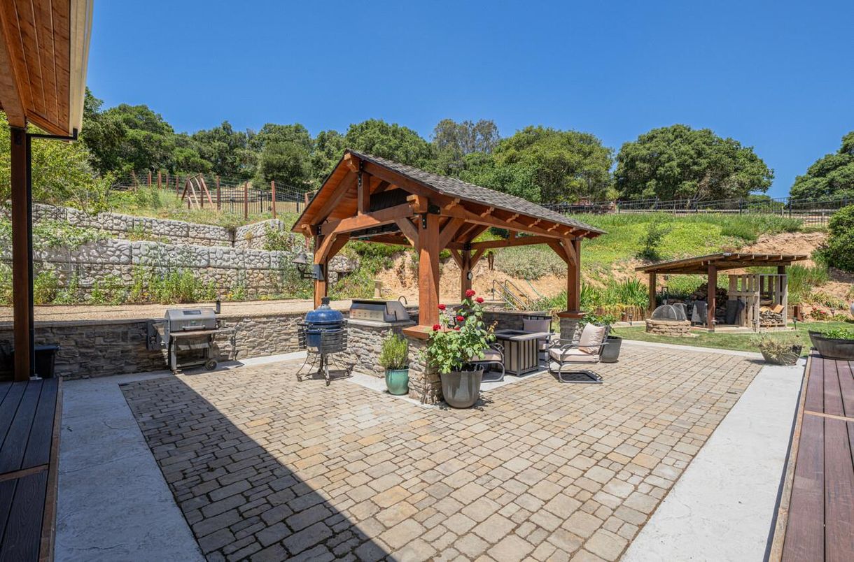 Exterior, Outdoor Kitchen