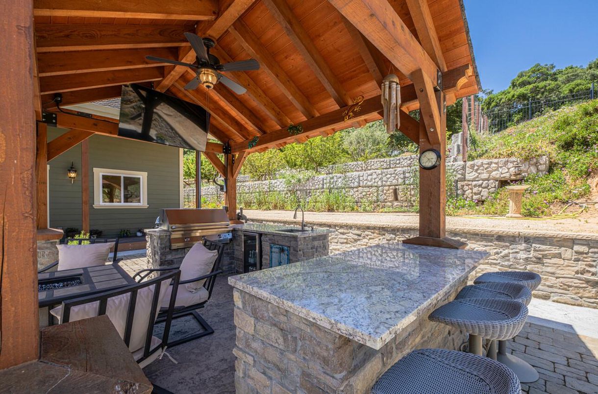 Exterior, Outdoor Kitchen
