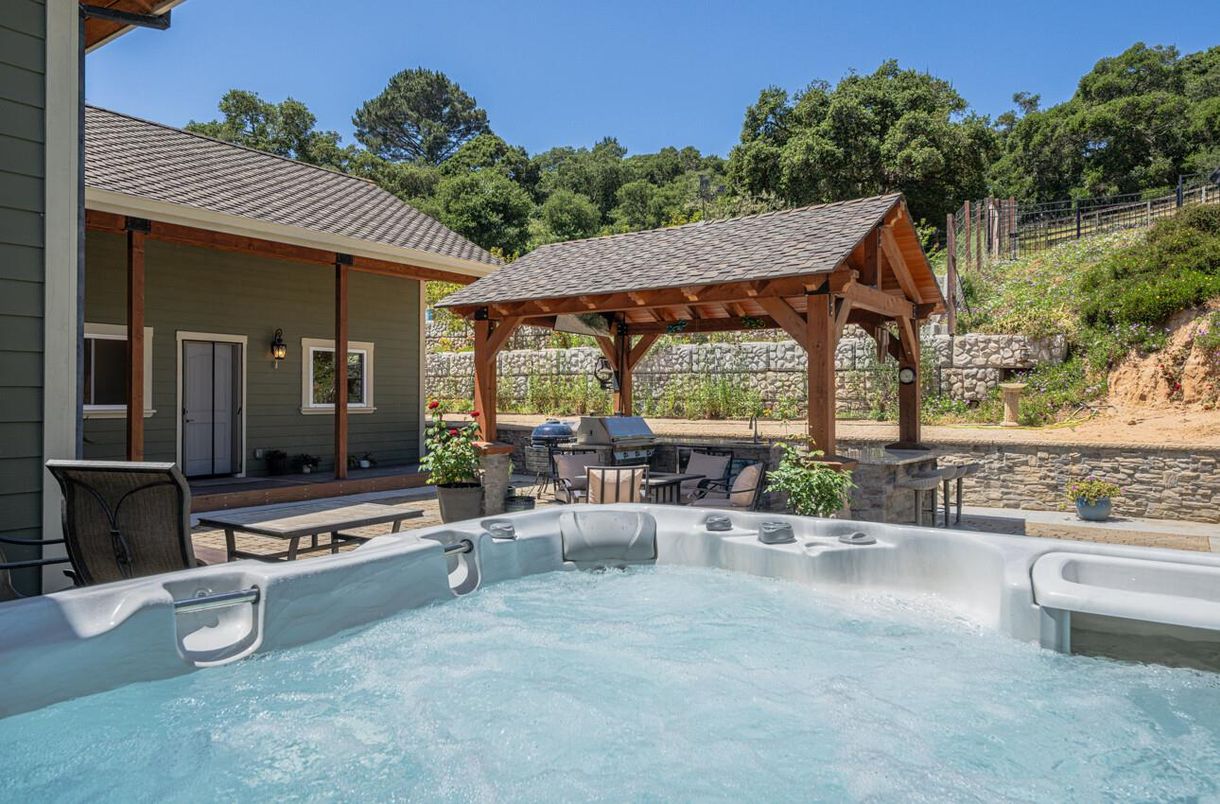 Exterior, Hot Tub, Outdoor Kitchen