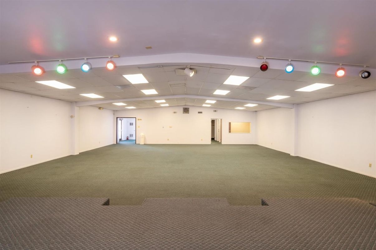 Empty room, Interior, Recessed Lighting