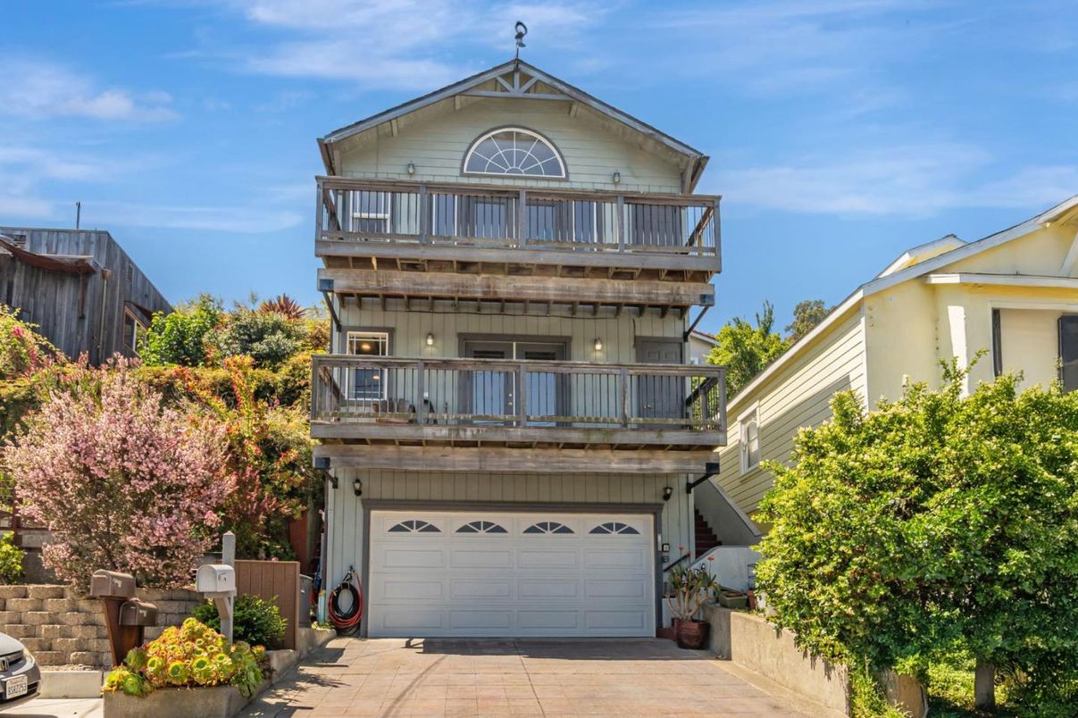 Attached, Exterior, Facade, Queen Anne Victorian