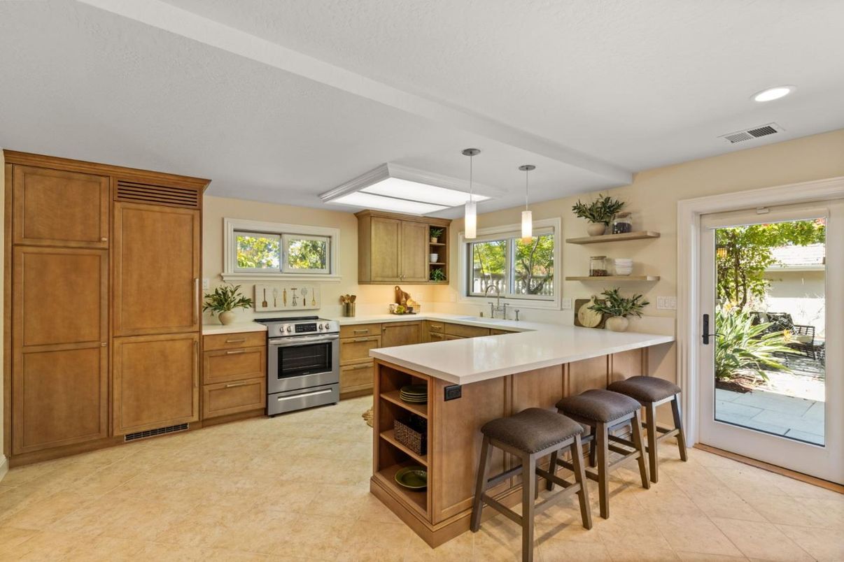Chandelier, Dining room, Interior, Recessed Lighting, Wood Texture Flooring