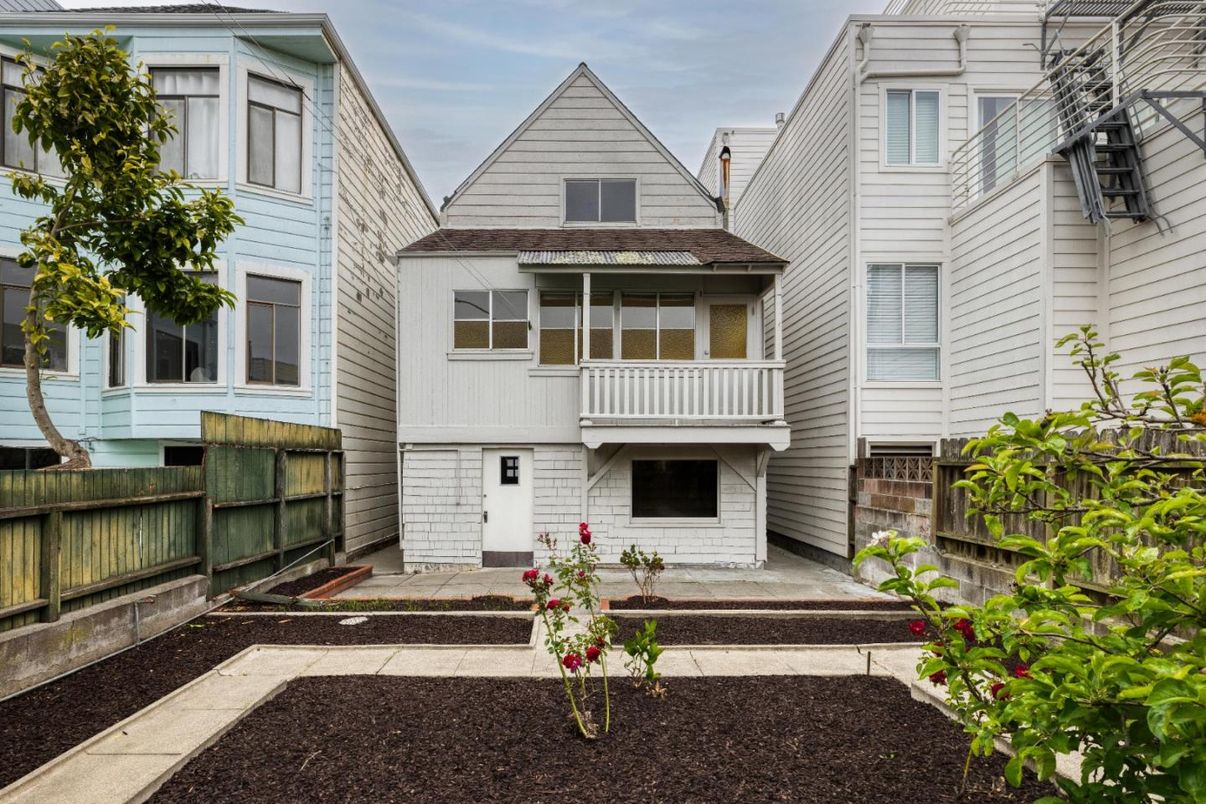 Exterior, Facade, Rowhouse