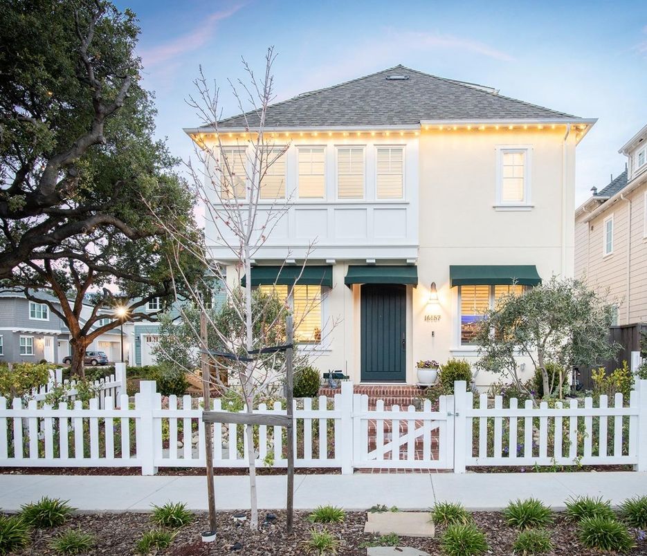 Exterior, Facade, Queen Anne Victorian