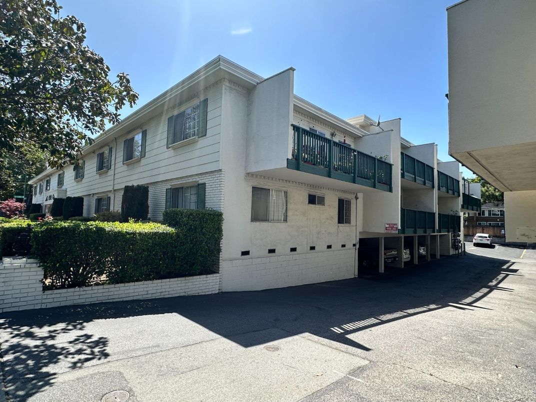 Attached, Exterior, Facade, Modern