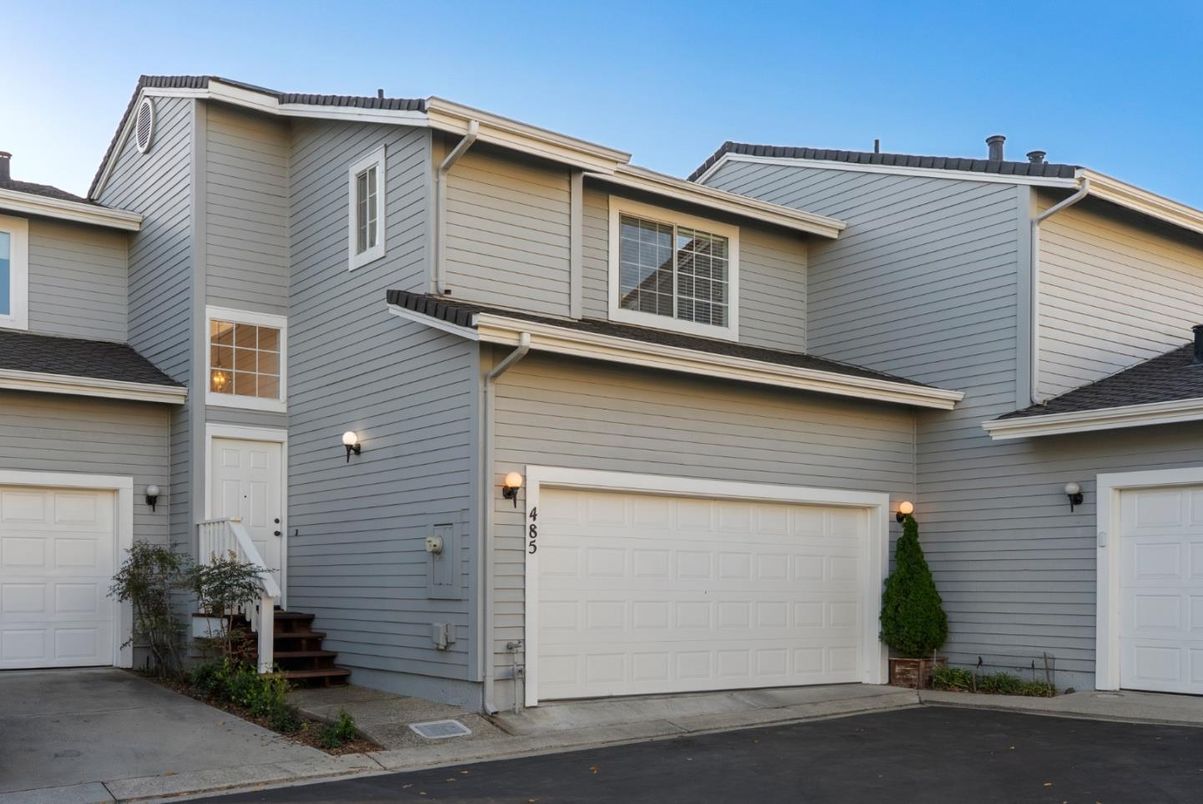 Attached, Exterior, Facade, Rowhouse