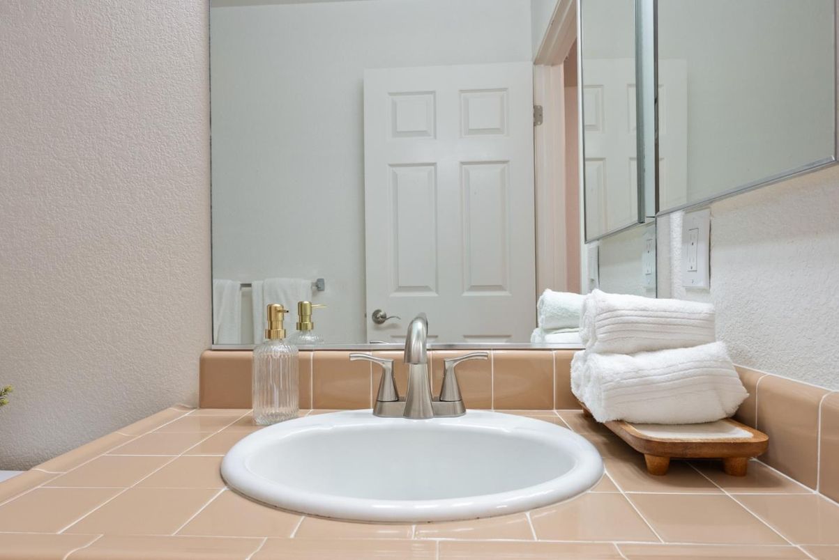 Bathroom, Interior, Tile Countertops