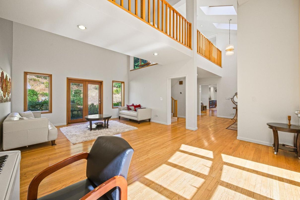 Interior, Living room, Pendant Lights, Recessed Lighting, Wood Texture Flooring