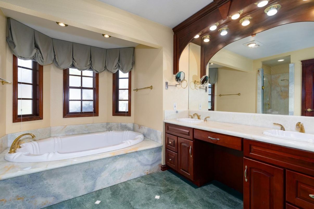 Bathroom, Dual Sink Vanities, Interior, Recessed Lighting
