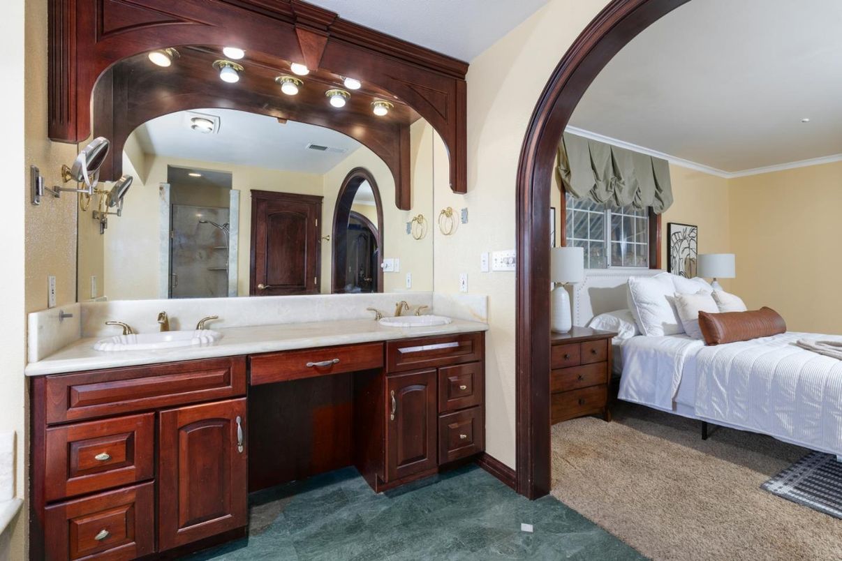 Bathroom, Bedroom, Dual Sink Vanities, Interior