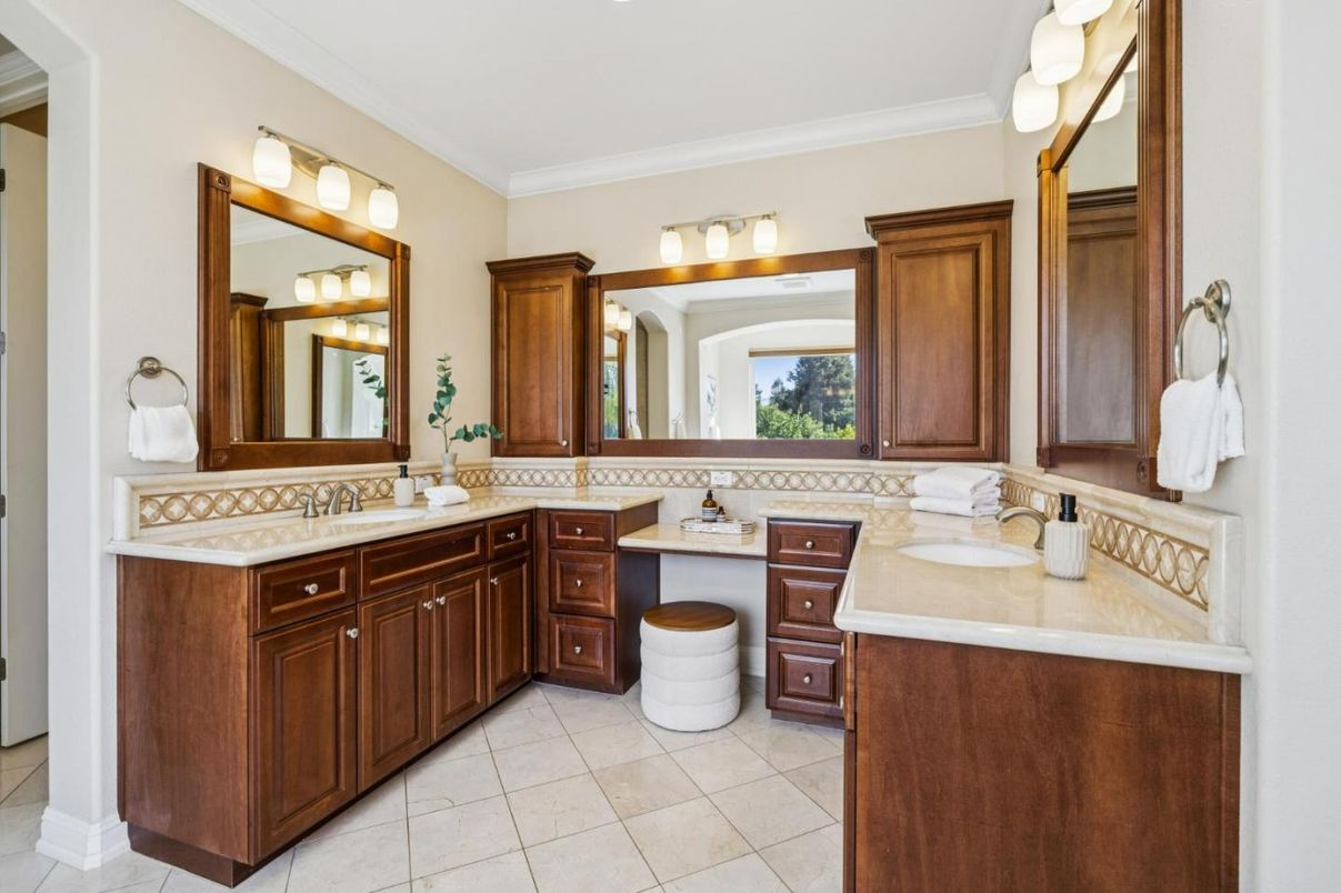 Bathroom, Dual Sink Vanities, Interior