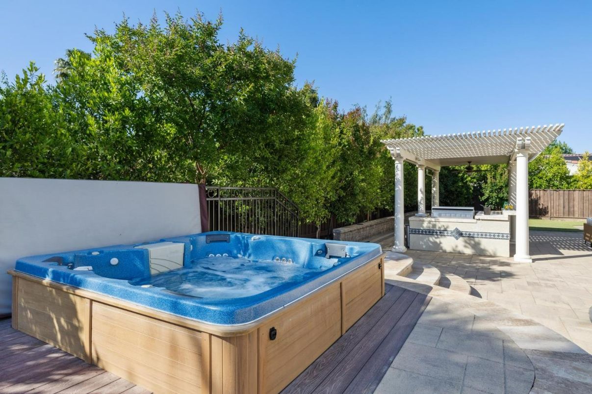 Exterior, Hot Tub, Outdoor Kitchen