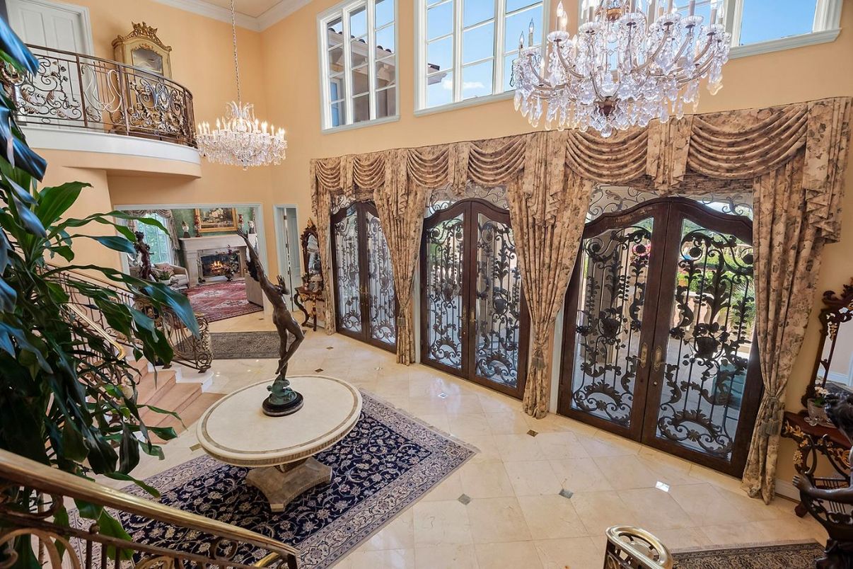 Chandelier, Interior