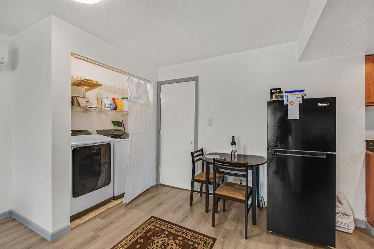 Dining room, Interior, Kitchen, Washer, Wood Texture Flooring