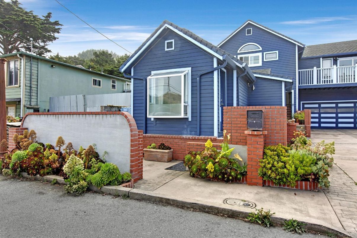 Attached, Exterior, Facade, American Craftsman