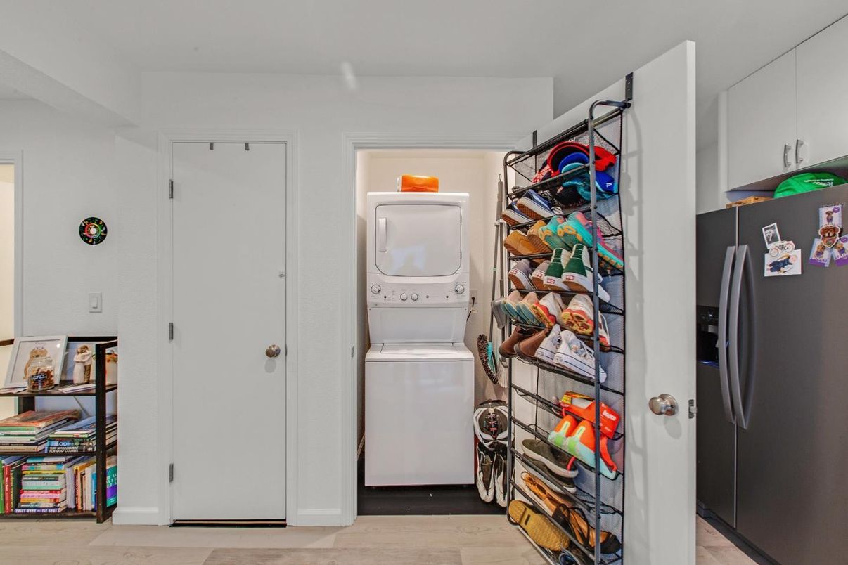 Interior, Utility Closets, Washer, Wood Texture Flooring