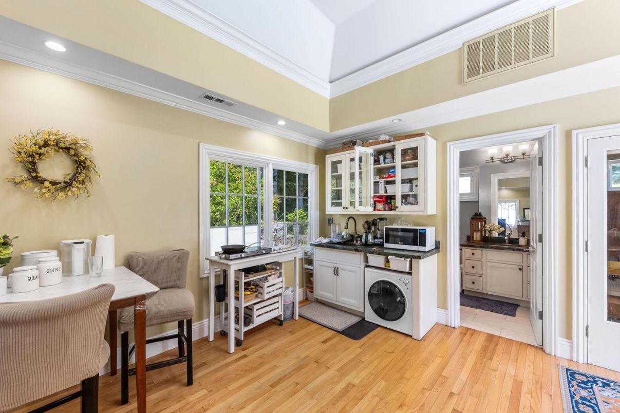 Interior, Recessed Lighting, Washer, Wood Texture Flooring