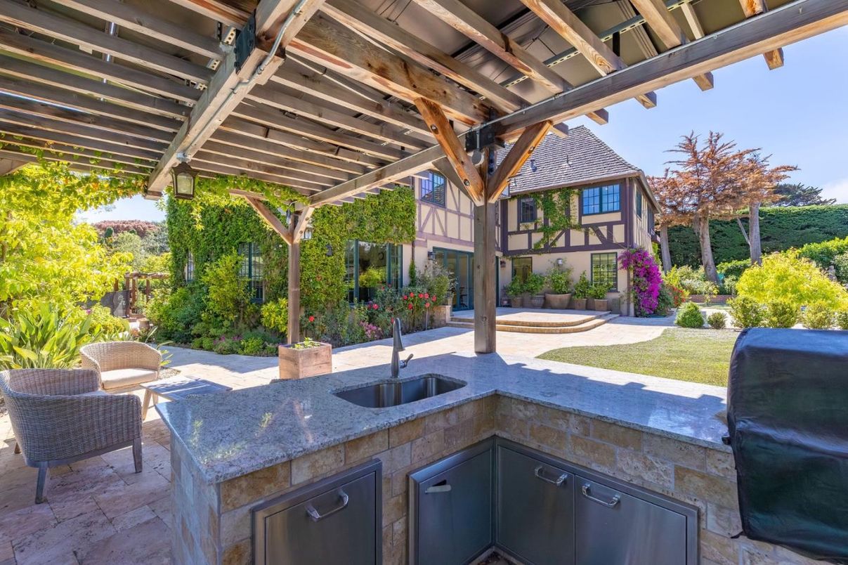 Exterior, Outdoor Kitchen