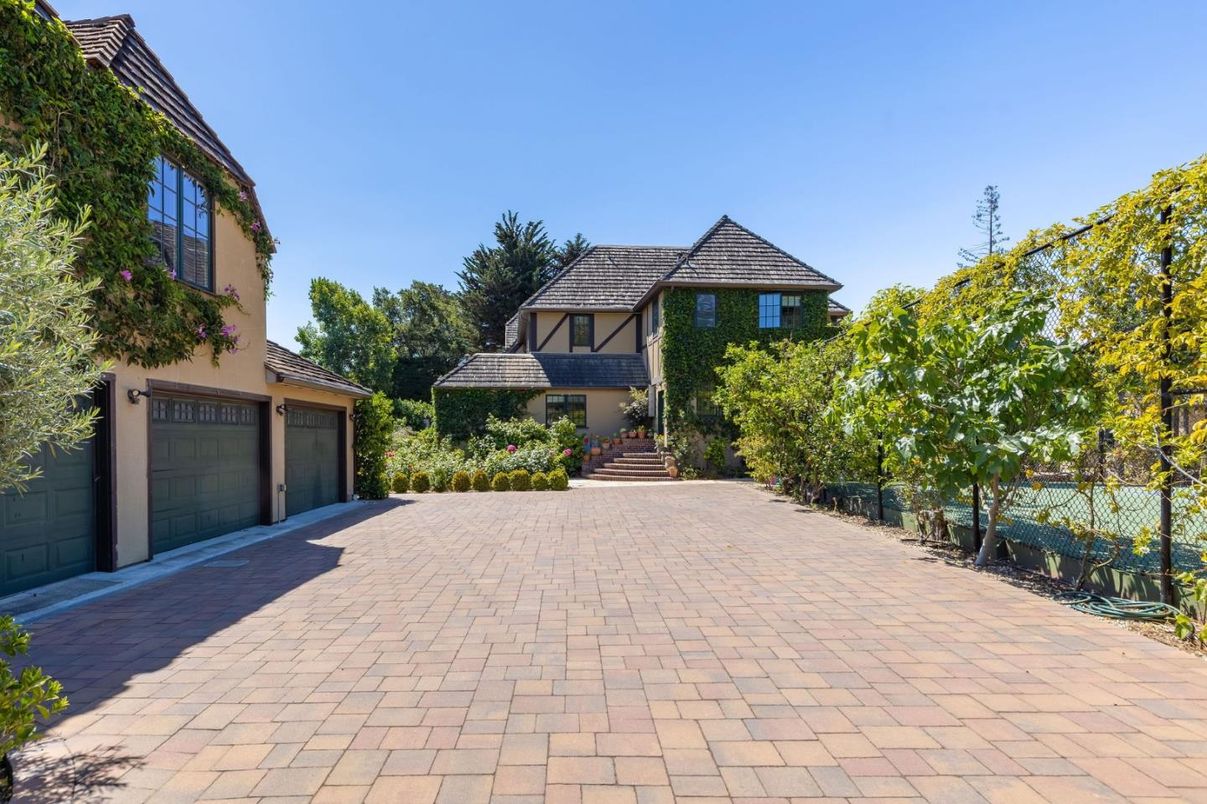 Attached, Exterior, Facade, Tudor Revival