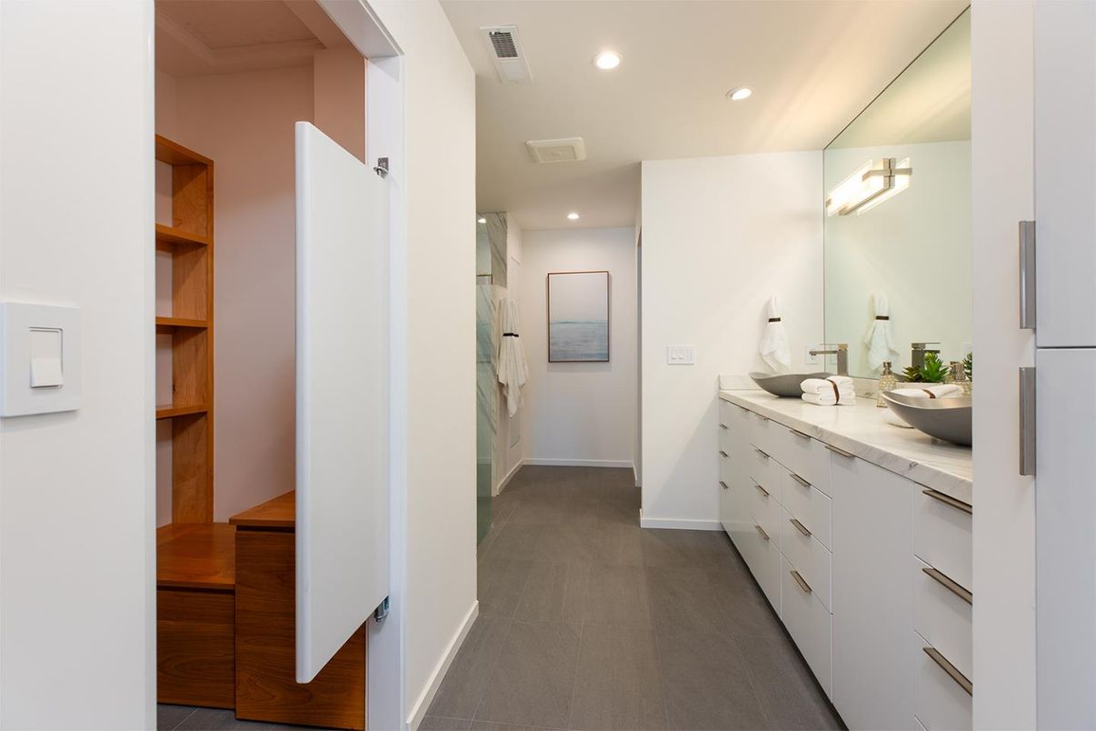 Bathroom, Dual Sink Vanities, Interior, Recessed Lighting