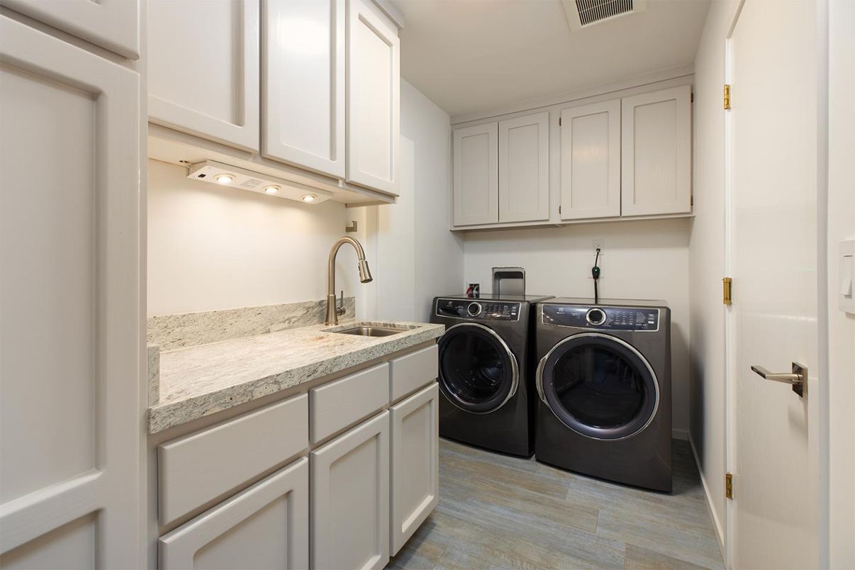 Interior, Washer, Wood Texture Flooring