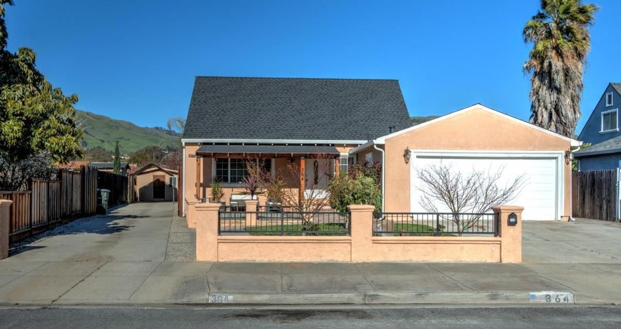 Attached, Exterior, Facade, Ranch