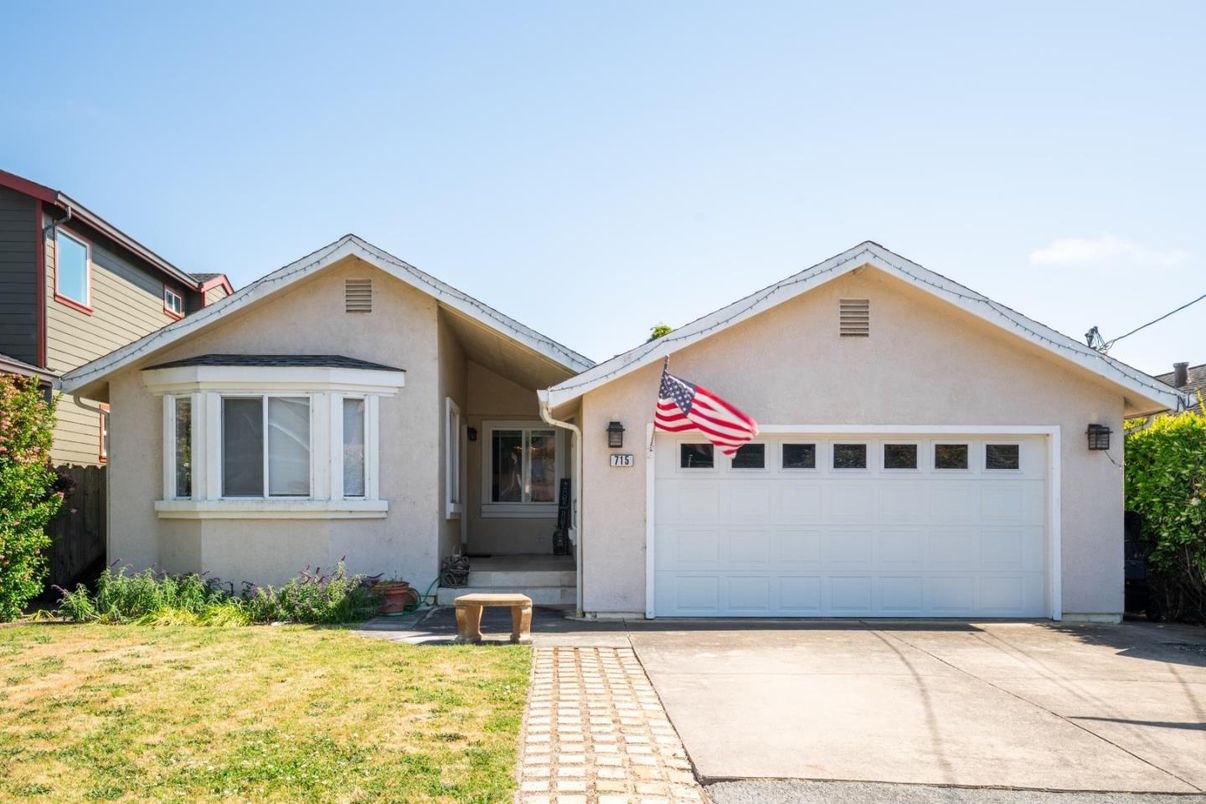 Attached, Exterior, Facade, American Craftsman