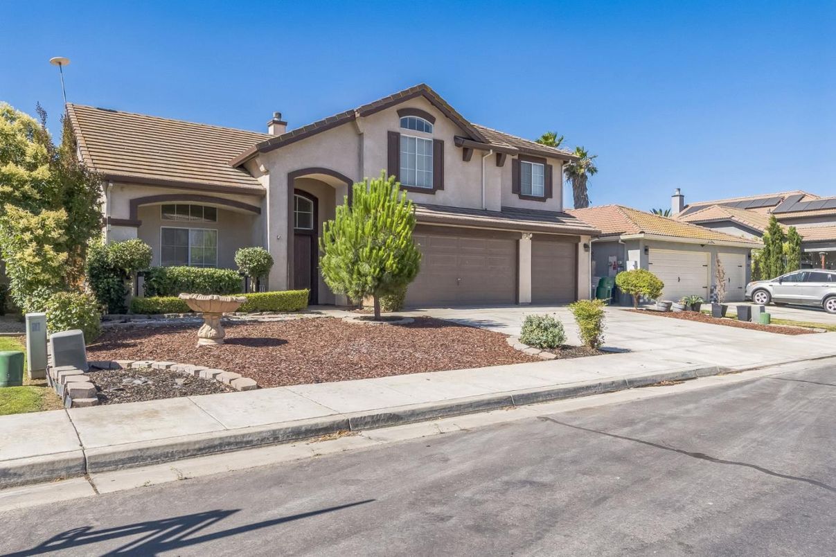 Attached, Exterior, Facade, Mediterranean