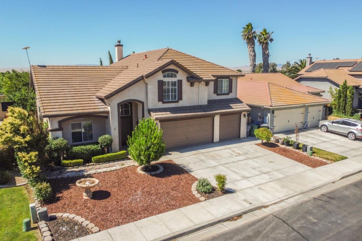 Attached, Exterior, Facade, Solar Panels, Mediterranean