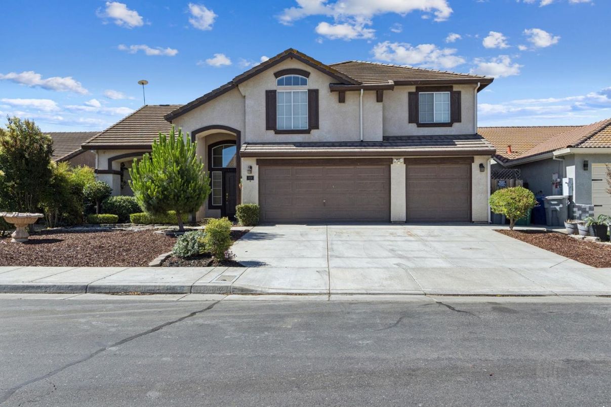 Attached, Exterior, Facade, Mediterranean