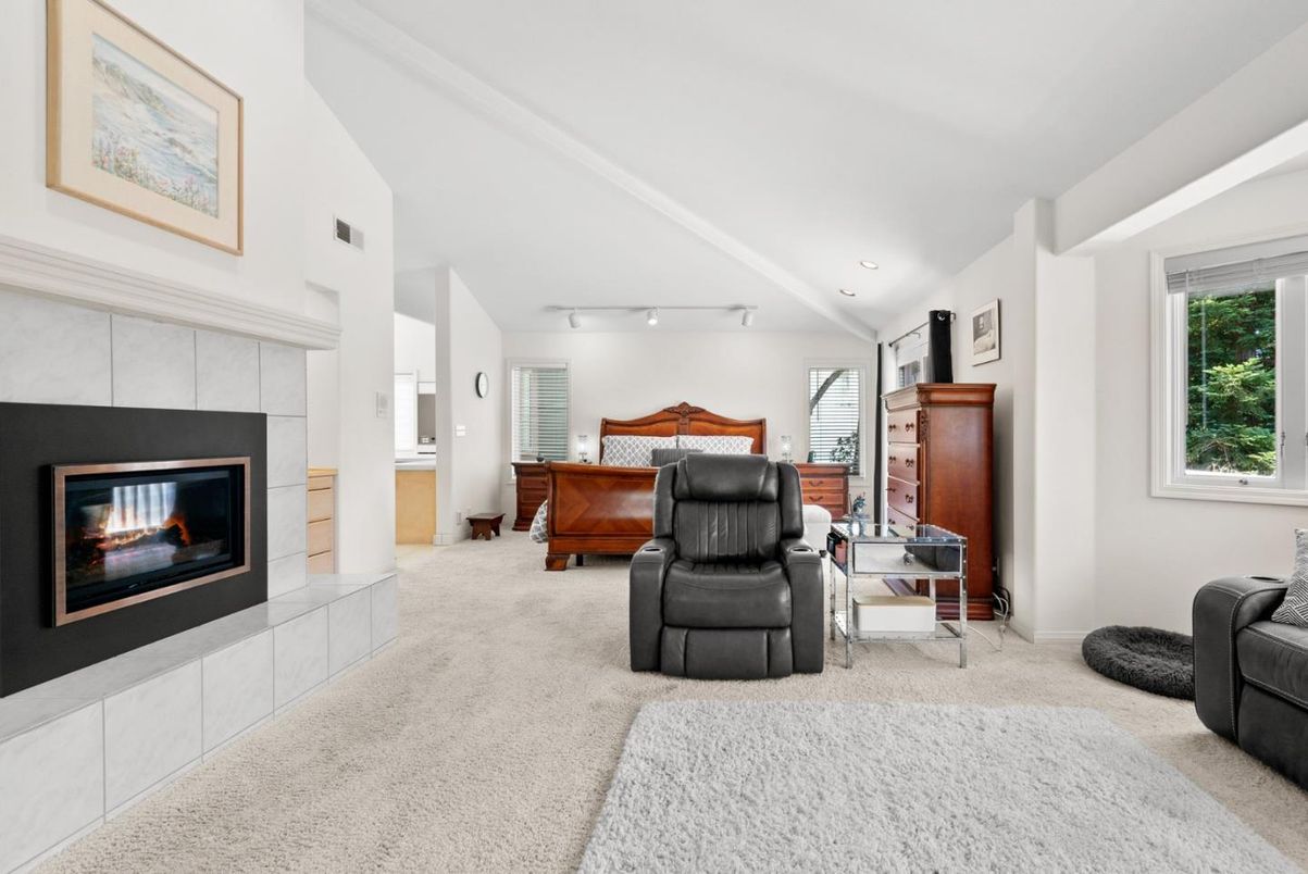 Fireplace, Interior, Living room, Piano, Recessed Lighting